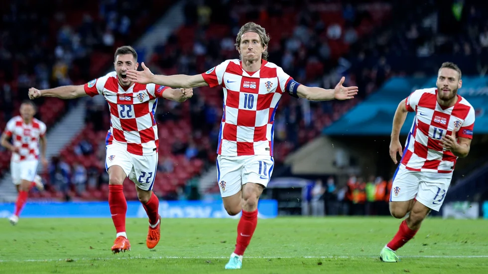 Kroatiens storstjärna Luka Modric, mitten, jublar efter att ha gjort 2–1 mot Skottland med ett drömmål.