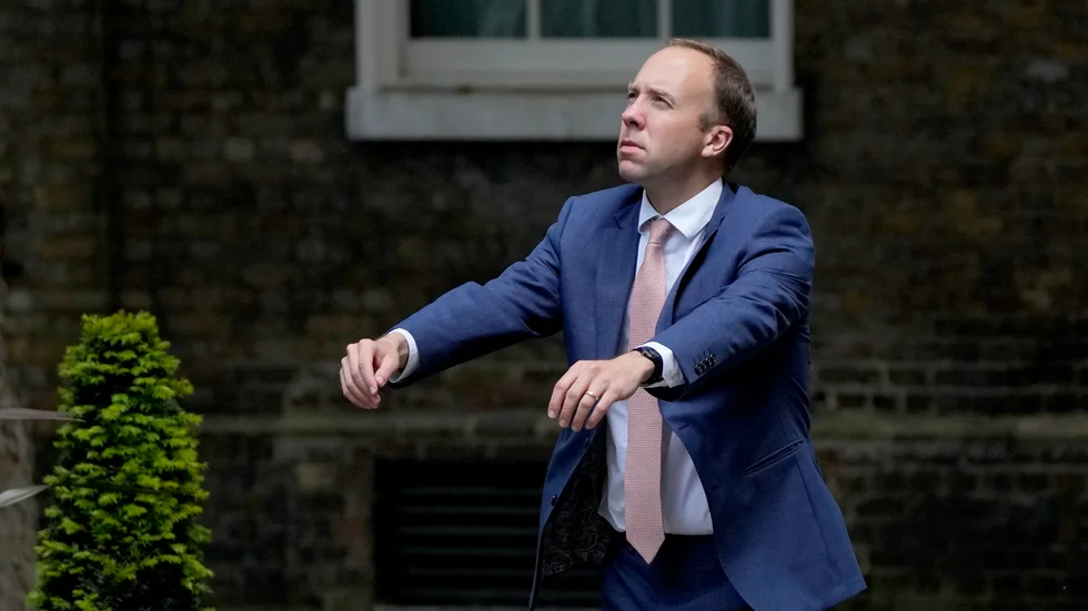 Storbritanniens hälsominister Matt Hancock ber om ursäkt efter att ha brutit mot landets covidrestriktioner. Bild från 7 juni.