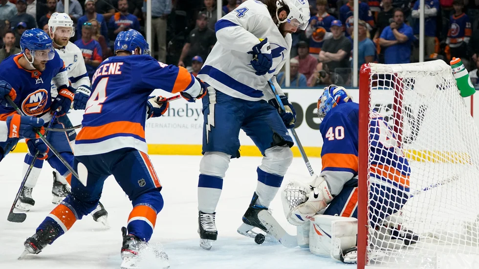 Semjon Varlamov räddar ett skott från Tampa-håll.