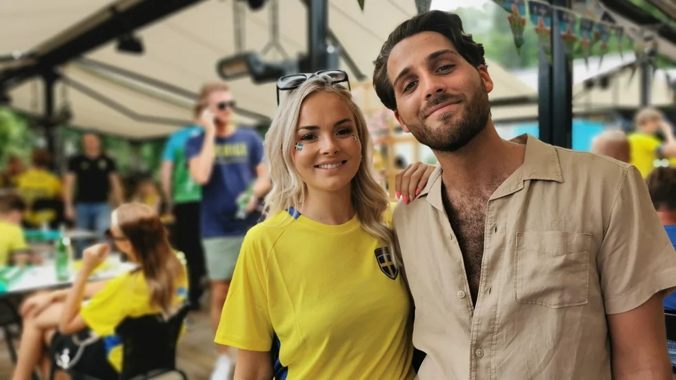 Mateo och Josefine följer Sverigematchen från Birger Jarl.