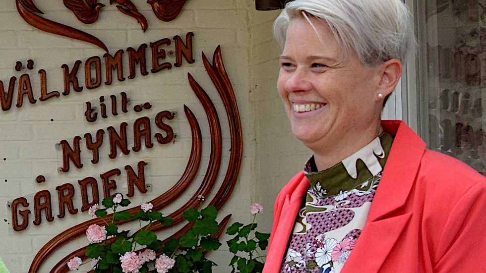 Ulrika Karlsson på äldreomsorgen i Hjorted berättar att man förbereder med isglass och gurkvatten inför helgens värmebölja.