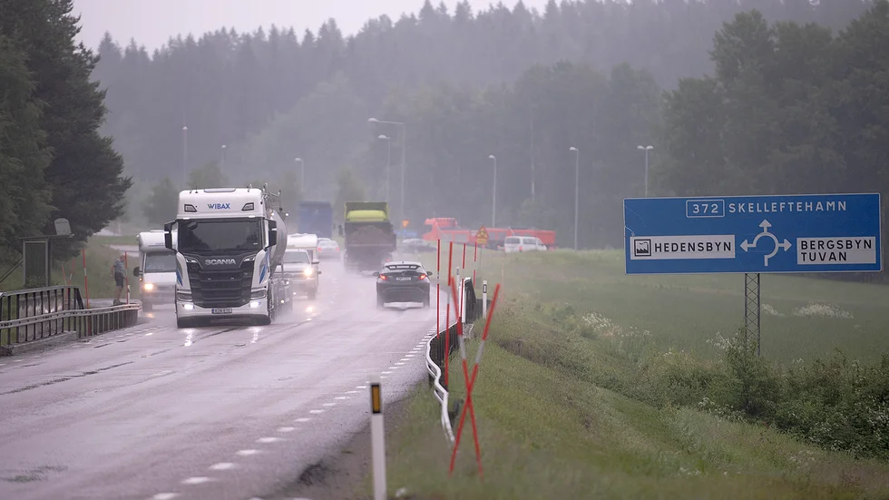 På en lång del av sträckan mellan Södra Tuvan och Skellefteå C är det trångt mellan vägen och den blivande Norrbotniabanan.