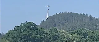 De tvingades vattenbomba - med helikopter: "Förmodligen är det någon som grillat"