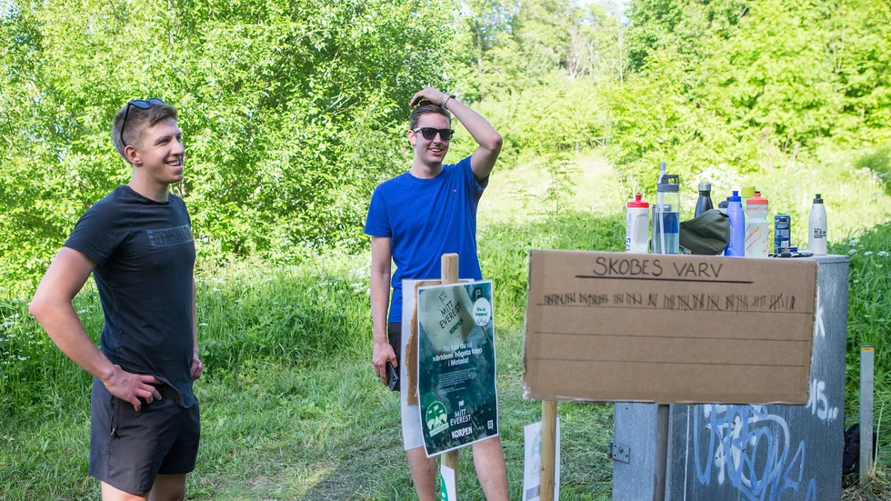 Jonathan Knutsson och Markus Riikonen pustar ut efter sitt tredje varv upp Lustigkullebacken. Tillsammans tog sig kollegorna på Skobes 185 gånger uppför backen under kvällen. 