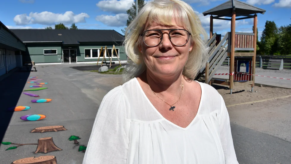 Sunderbyskolans rektor Lena Sandberg är entusiastisk över Tim Timmey Nedrups aktivitetsverk som ska locka barnen till att hoppa och balansera.