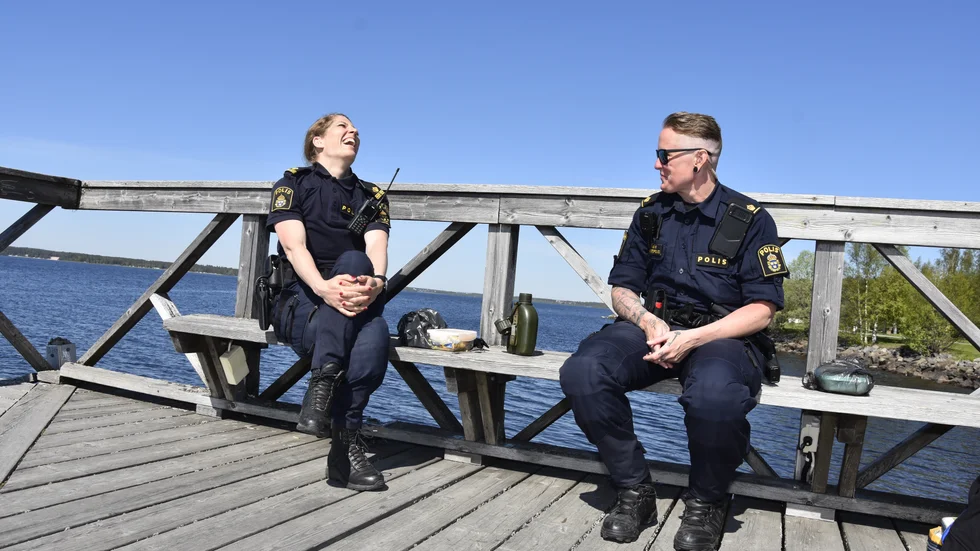 Poliserna Karin Ågren och Maria Hortell har lunchpaus. Den vet de aldrig när den sker, om den sker. Här har de slagit sig ned med medhavd låda på en stilla plats nedanför residenset  i Luleå. ”Det gäller att kunna stänga av och flabba tillsammans för att orka med de ofta tuffa uppdragen vi har”, säger Hortell till höger som jobbat tio år som polis medan Ågren till vänster är uppe i sexton.