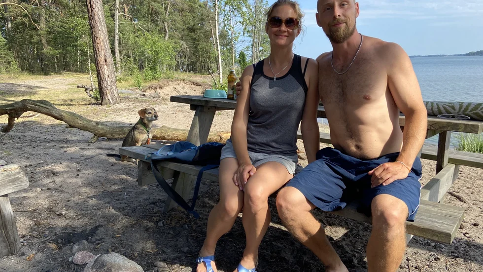 De tyska turisterna Maike och Domenik Becker tycker Nyköping gör helt rätt i att skydda naturen, som de uppskattar på sin genomresa. "Men det är lite skräpigt på land, vi brukar plocka upp efter andra så de inte ska tro att det är vi som skräpat ner" säger Maike.