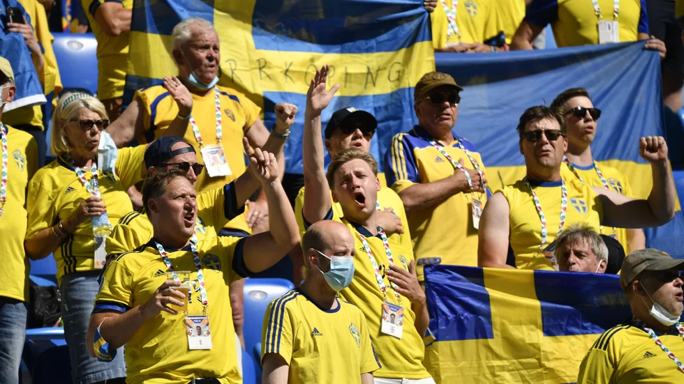 Svenska fans på läktaren inför matchen mellan Sverige och Slovakien under fotbolls-EM i S:t Petersburg.