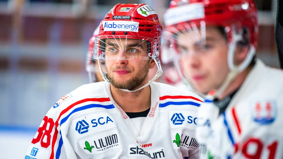 "Nu gäller det att jobba in i SHL-kostymen, det är målet", säger Jacob Olofsson