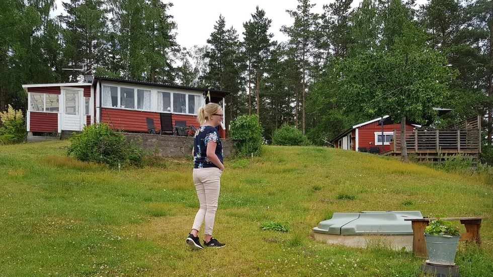 Att bestiga den här lilla backen innebär en stor ansträngning för Anna Törnströms hjärta. Därför finns det en bänk mitt i backen där hon kan vill en stund.