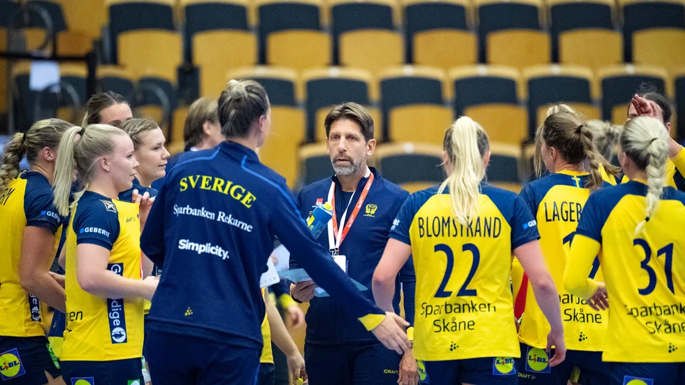 OS-trupperna i handboll är klara. Här Förbundskaptenen Tomas Axnér och damernas landslag. Arkivbild.