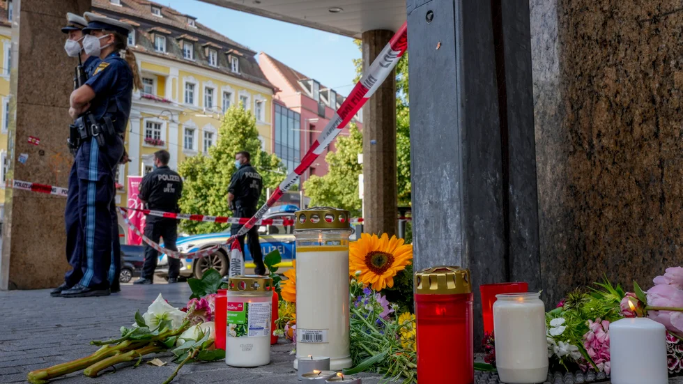 Blommor och tända ljus i centrala Würzburg dagen efter knivdådet.