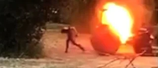 VIDEOKLIPP: Här kastar han sig ur den brinnande traktorn