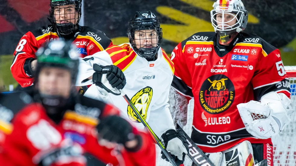Luleå Hockey/MSSK vill ha ett svar från Josefin Bouveng, här i närkamp med Luleås Ronja Savolainen, inför kommande säsong. 