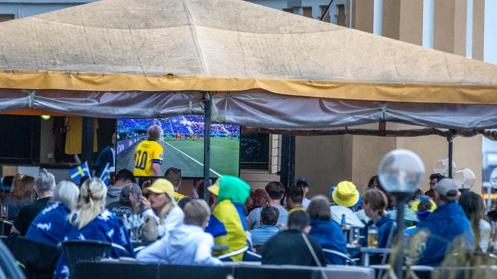 Det har varit en del trängsel i Visby i samband med tv-sända matcher från fotbolls-EM. (Krogen på bilden har inget samband med textens innehåll.)