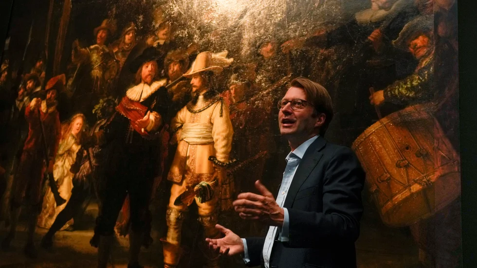 Direktören för Amsterdams Rijksmuseum, Taco Dibbits, framför Nattvakten.