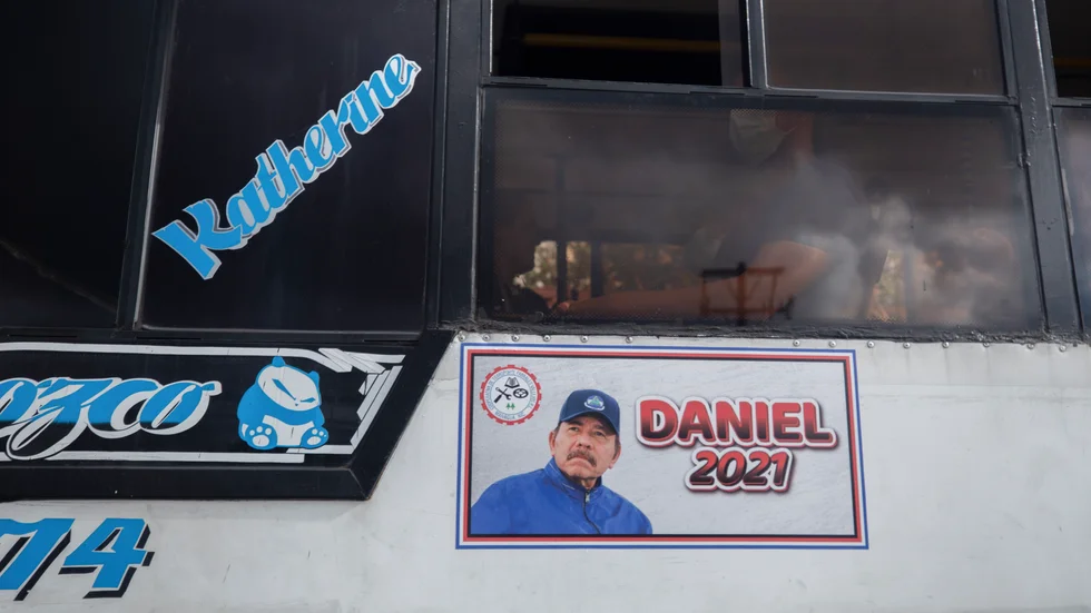 En affisch som lyfter fram president Daniel Ortega som en kandidat till valet i november. De senaste veckorna har hans regering intensifierat sin kampanj mot oppositionen.