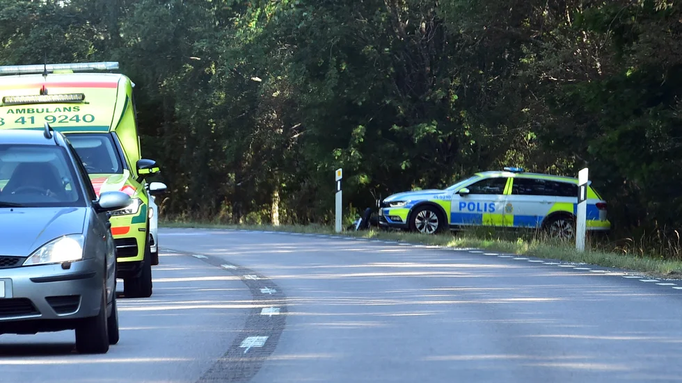 Polis, ambulans och räddningstjänst ryckte ut till olycksplatsen på 52:an mellan Katrineholm och Vingåker. Mannens motorcykel ligger vid polisbilen till höger i bild.