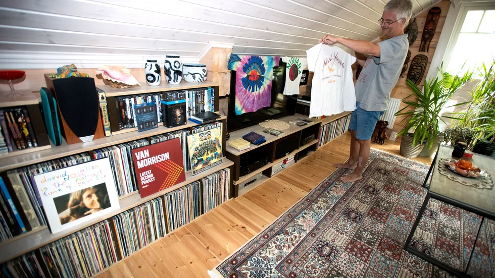 Smittskyddsläkare Anders Nystedt visar upp några av dyrgriparna. Den vita med en cirkel i mitten är egengjord för hans band Nirvana som han spelade i från 15 års ålder.