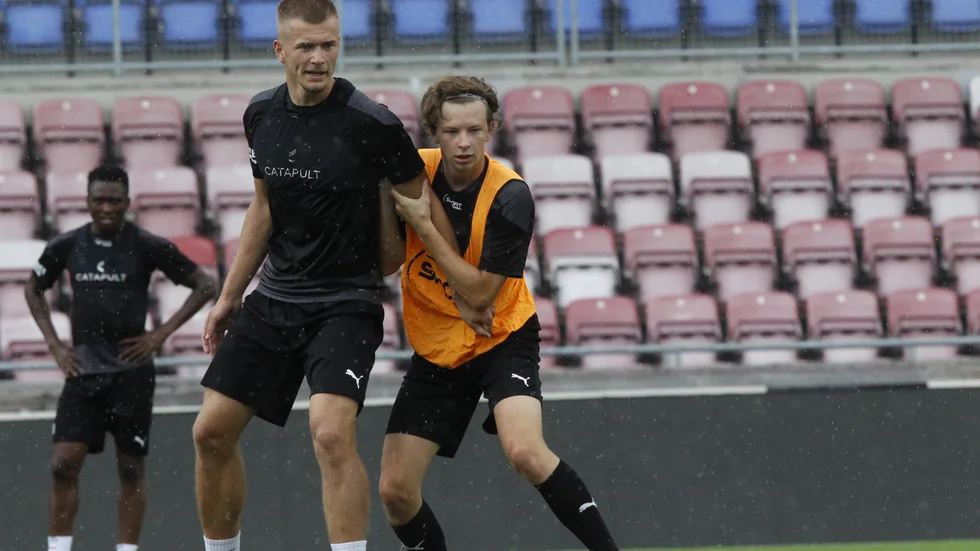 Under torsdagen blev det officiellt att Nils Thelander (till höger) skrivit på ett kontrakt för AFC.