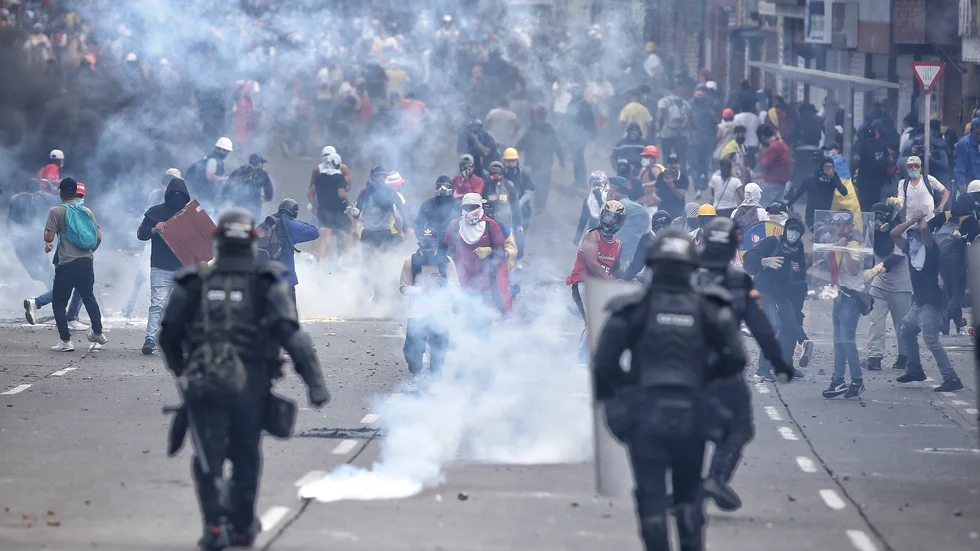 Polis och demonstranter drabbar samman i Cali i Colombia.