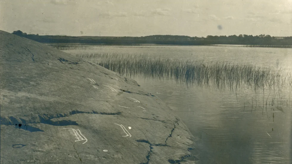 Hällristningar vid Leonardsberg år 1921. Foto (troligen): Arthur Nordén. 