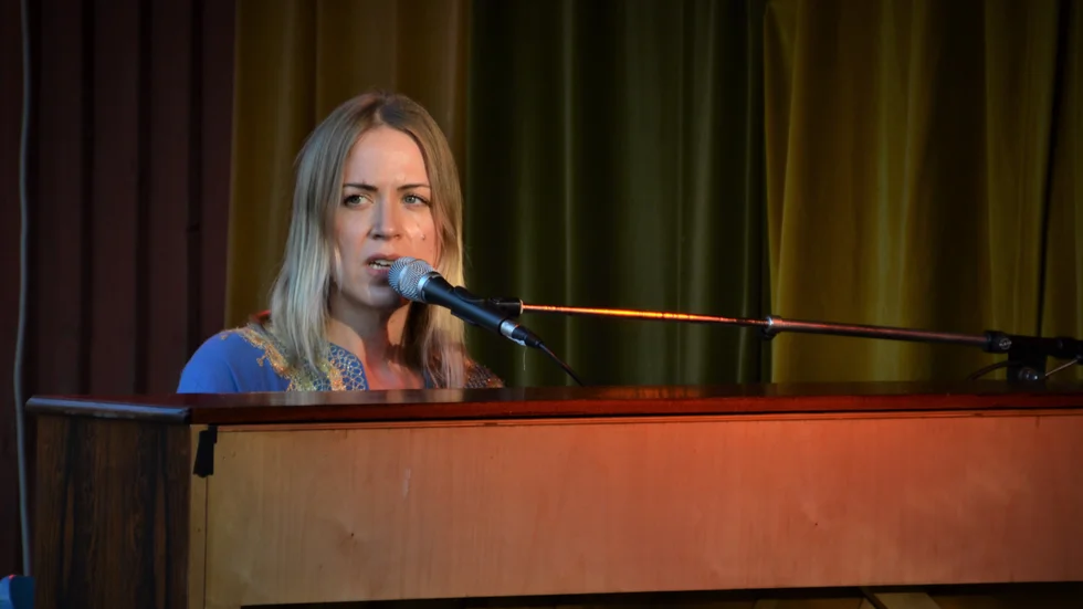 Frida Hyvönen spelade för utsålda hus i Skottvångs gruva under onsdagskvällen. Det var hennes första spelning på Åkersskogarnas bästa musikställe.
