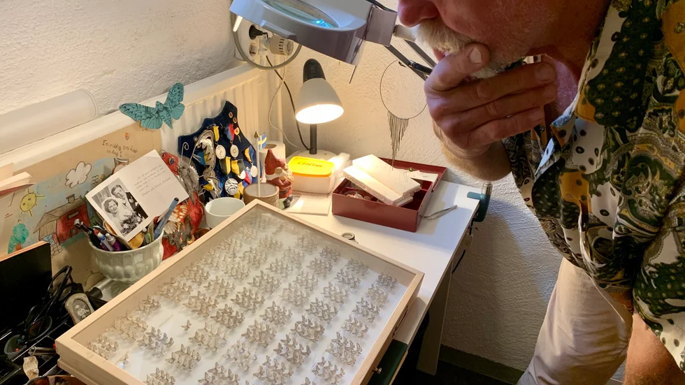 Jan Sjöstedt har varit intresserad av insekter sedan barnsben. 1962 fångade han sin första skalbagge med hjälp av en näsduk, noshornsbaggen finns fortfarande kvar i hans samling. 