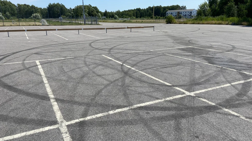 Buskörningen vid Rosvalla har fortsatt trots att det byggts träräcken på parkeringen. Ljudnivån beskrivs som "helt galen" av en närboende.