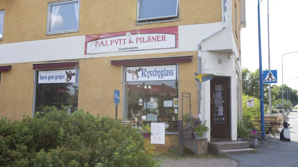 "De hotade att elda upp alltihop, slänga in brandbomber och bränna ner huset", sa kaféägaren Maria Sandebo efter händelsen.