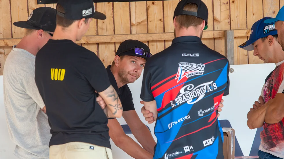 Daniel Davidsson får på tisdag klara sig utan duktige Oskar Fajfer som är upptagen av ligamatch i Polen dagen före. Piraterna möter då Vetlanda borta.