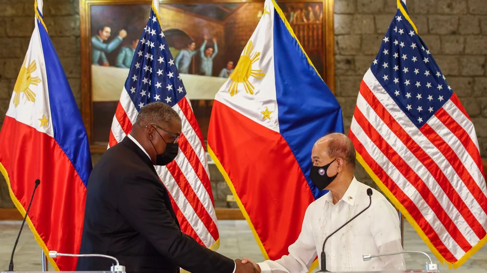USA:s försvarsminister Lloyd Austin skakar hand med Filippinernas försvarsminister Delfin Lorenzana efter deras möte i Manila.