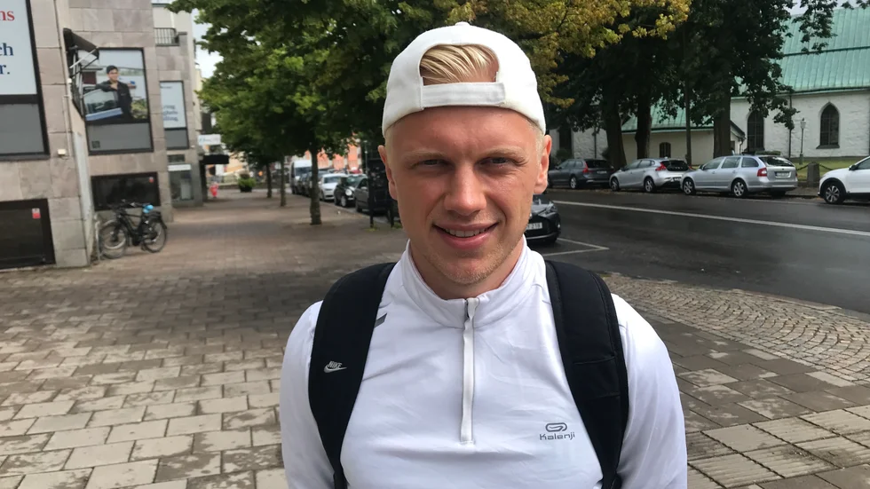Viktor Spångberg är på väg till träning på Actic city i Motala. Men annars är han i flytt-tagen och redan 16 augusti går nya laget Västerås SK på stor is i ABB arena.