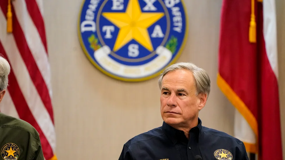Texas guvernör Greg Abbott har begränsat transporten av migranter i delstaten, vilket har fått Bidens regering att ilskna till.