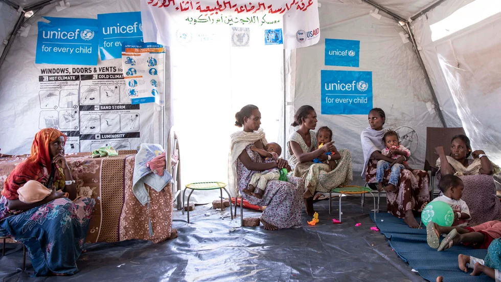 Kvinnor som flytt från konflikten i den etiopiska regionen Tigray ammar sina barn i ett UNICEF-tält. Arkivbild.