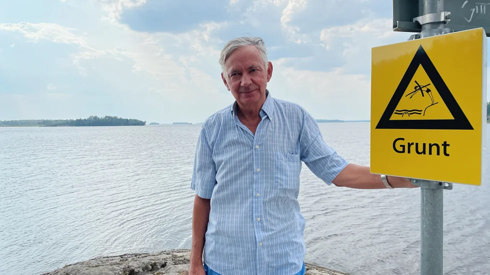 Peter von Carlsburg, ordförande Kvicksunds västra samfällighetsförening, tog kontakt med kommunen efter dödsolyckan vid Kvivksunds smultronställe i lördags. Han vidhåller att säkerhetsåtgärderna är bristfälliga vid badplatsen. 


