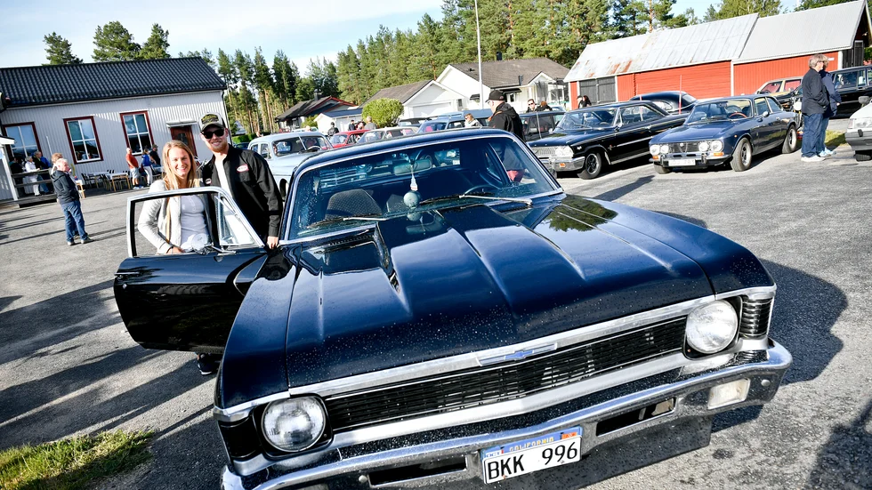 Emma Johansson och Pontus Appelblad deltog på Norrlands Motorhistorikers träff vid Byahuse i Ostvik. Från Skellefteå åkte de i Pontus Chevrolet Nova - 1970.