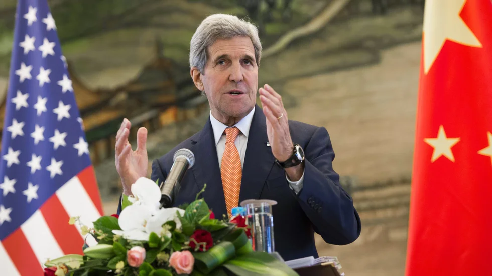 John Kerry har det svåra uppdraget att reparera relationerna mellan USA och Kina i klimatfrågan.