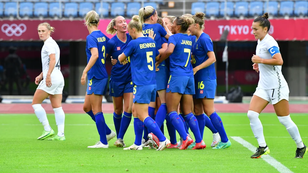 Svenskt målfirande efter Anna Anvegårds 1–0-mål mot Nya Zeeland i OS-fotbollen.