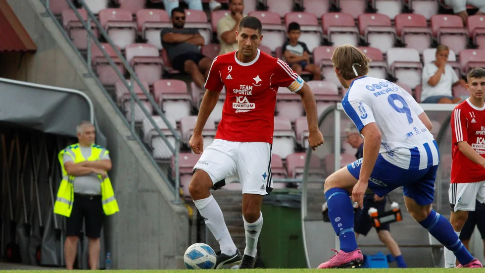 Emil Fritzell (röd) blev måndagens derbykung. Hans två mål skickade IFK vidare i Svenska cup-kvalet.
