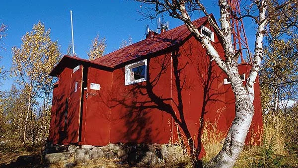 Forskarhydda. Här är en av de väl bevarade forskarhyddorna. Byggnaden står i Pårek, och är den bäst bevarade av Axel Hambergs över hundra år gamla stationer.