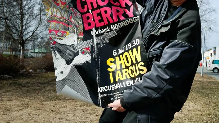 Fan. Johan Hasselberg med affischen till idolens konsert i Luleå. Bilden på Chuck Berry har han själv tagit och här gör han ett klassiskt ”Chuck Berry move”.