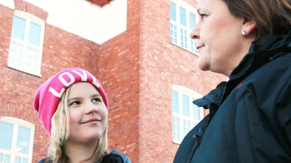 FRAMTID. Anna Sjölund, 11 år, tror att det är ett jämställt samhälle när hon är vuxen. Mamma Marianne Bohman är något tveksam.