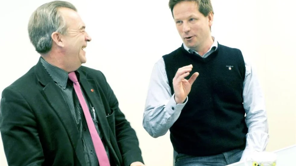 Sven-Erik Bucht och Karl-Johan Outinen pratar om den lilla knölen, potatis i samband med att Sven-Erik Bucht överlämnade sin gåva till Outinens potatis i form av rådgivning av Ikea för utveckling av företaget.