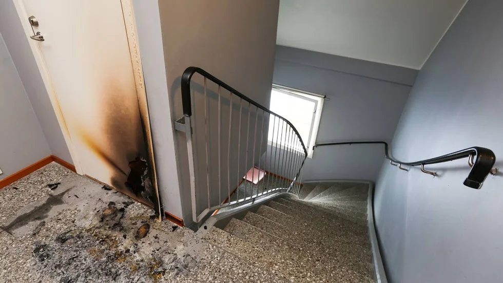 Branden hade börjat sprida sig när de boende på Lostigen upptäckte den och lyckades släcka. Ännu är pyromanen på fri fot.