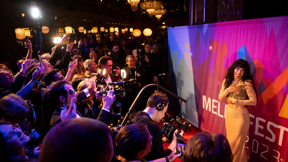 En bit efter tolvslaget kom hon som alla väntade på, den tvåfaldiga mellomästaren Loreen, till efterfesten på Berns salonger i centrala Stockholm.