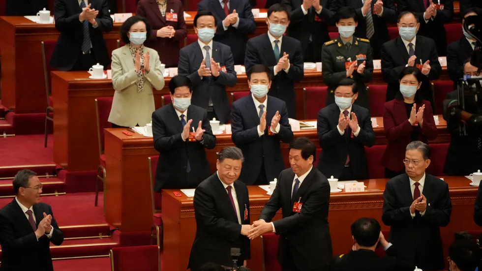 Kinas president Xi Jinping gratuleras av Li Zhanshu efter att han på fredagen valts till landets president i ytterligare fem år.
