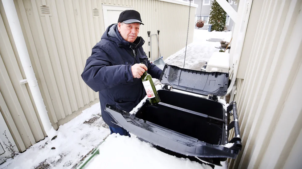 "Det är jättebra, annars samlar man på sig en massa som blir stående och tar plats. Och sen måste man ta med allt till en miljöstation. Nu har man det precis utanför dörren, jättesmidigt", säger Björn Larsson som bor i Glömsta där testet genomförs under ett års tid.
