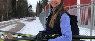 Snöväder? Då tar Marina skidorna till jobbet – ända till kontoret