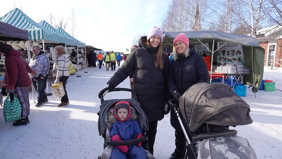 Malin Lodnert, Sara Lodnert och 3-åriga Vera i vagnen var på besök i Arjeplog. "Vi är och hälsar på vår mormor och farmor. Det är väldigt trevligt på marknaden. Jag ska köpa suovas och Vera vill nog ha lite godis", säger Malin Lodnert.